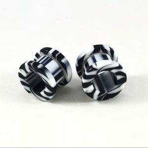 00-0-2-6-8g White/Black Acrylic Ear Gauge Tunnels
